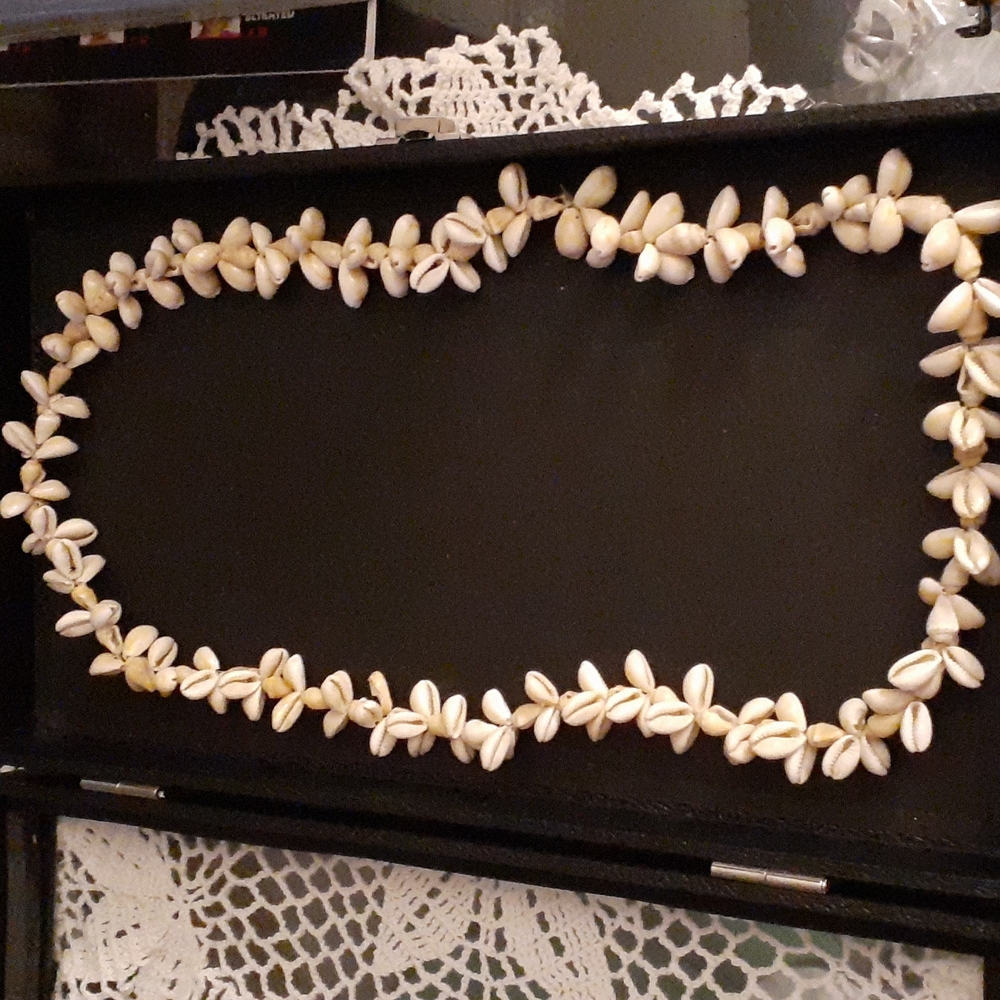 Vintage Shell Necklace 17.5 "